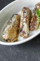 sardinha enlatada marisco peixe refeição fresca comida lanche na mesa cópia espaço fundo de comida foto