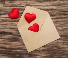 envelope com corações de tecido vermelho foto