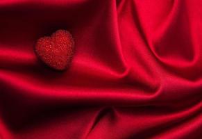 corações vermelhos e seda foto