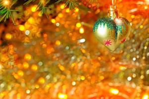 árvore de natal decorada com brinquedos brilhantes. foto