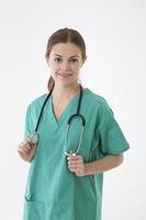 retrato de trabalhador de saúde vestindo uniforme e estetoscópio.