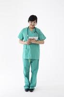 trabalhador de saúde asiático feminino vestindo uniforme e estetoscópio r