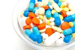 pílulas coloridas em fundo branco