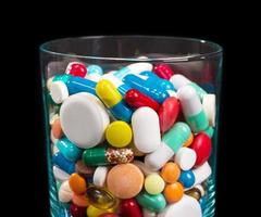pilha de comprimidos em vidro foto