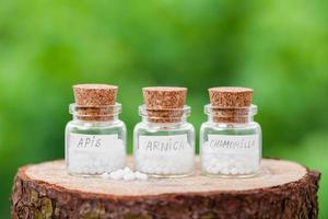 frascos com glóbulos de homeopatia foto
