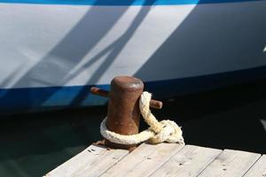 cais marítimo para barcos e iates foto