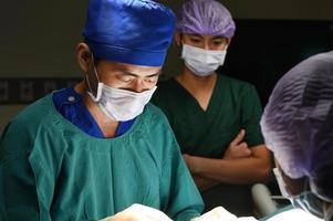 grupo de cirurgia veterinária na sala de operação