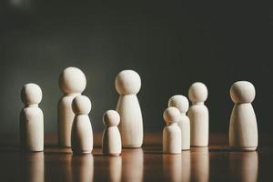 figuras de madeira representando um grupo de pessoas, conceito de trabalho em equipe. foto