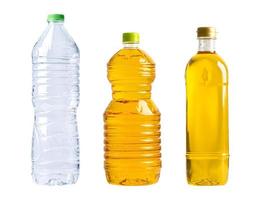 garrafa plástica de água e óleo de plástico isolada no fundo branco. foto