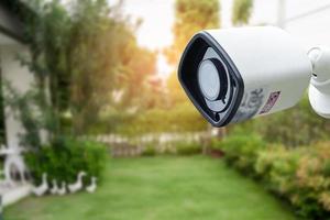 câmera de circuito fechado de cctv, monitoramento de tv no jardim em casa, conceito de sistema de segurança. foto