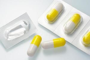 medicamentos com cápsulas amarelas.