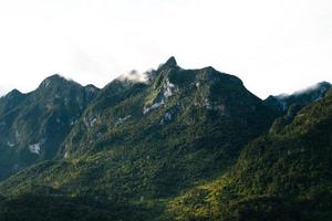 vista da montanha pela manhã foto