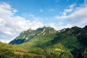 vista para a montanha verde em chiang dao foto