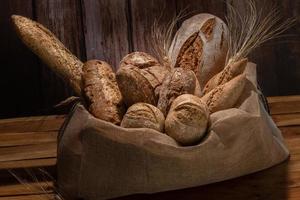 vários tipos de pães artesanais feitos com fermento foto