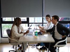 homem de negócios empresária africano europa diversidade pessoas gerente reunião conferência trabalho em equipe multirracial grupo de pessoa trabalho trabalho carreira tablet notebook tecnologia estratégia digital profissional