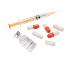 seringa médica, vacina e comprimidos isolados no fundo branco