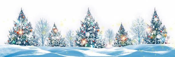 feliz Natal e Feliz Ano Novo. árvores cobertas de neve. foto