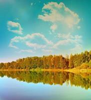 lago na floresta de outono foto