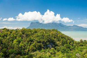 paisagem tropical sobre selva e colinas foto