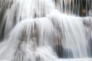 cachoeira na selva profunda floresta tropical no parque nacional,