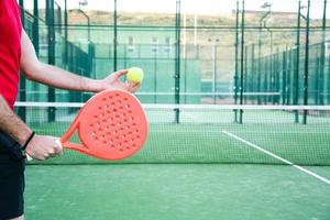 homem jogando tênis de raquete foto