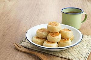 bakpia, bakpia pathok é um alimento típico de yogyakarta feito de uma mistura de feijão verde, queijo e açúcar, que é envolto em farinha e depois assado. foto