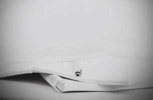escritório. pilhas de papelada. foto preto e branco