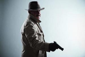 silhueta de detetive com bigode e chapéu. segurando a arma.