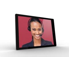 tablet digital exibindo empresária sorridente foto