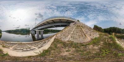 panorama esférico completo sem costura 360 por 180 vista de ângulo perto de grande ponte enorme sobre o rio de largura em projeção equirretangular, conteúdo de realidade virtual skybox vr foto