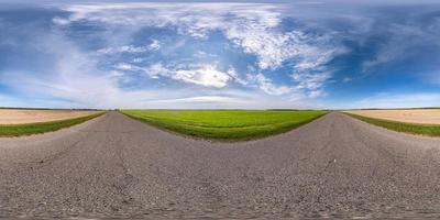 panorama esférico sem costura visão de ângulo de 360 graus em estrada de asfalto sem tráfego entre campos com céu nublado em projeção equirretangular, conteúdo vr ar foto