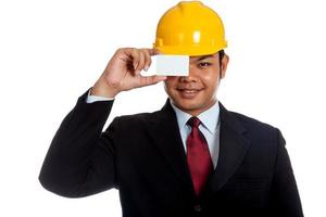 homem asiático engenheiro fechar os olhos com um cartão em branco