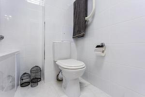 detalhes da cabine de chuveiro de canto com acessório de chuveiro de parede e pia de torneira de água com torneira no banheiro caro foto