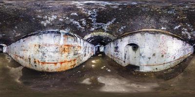 panorama completo sem costura visão de ângulo de 360 graus dentro da fortaleza de casamatas subterrâneas militares abandonadas arruinadas da primeira guerra mundial em projeção esférica equirretangular, conteúdo skybox horror vr foto