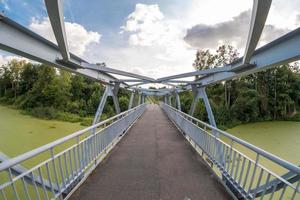 construção de estrutura de aço de ferro da ponte pedonal sobre o rio foto