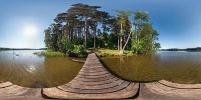 panorama completo sem costura 360 por 180 ângulo de visão no cais de um enorme lago de floresta em dia ensolarado de verão em projeção equirretangular, conteúdo skybox vr foto