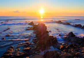 belo nascer do sol ao longo da costa de rochas sedimentares cretáceos foto