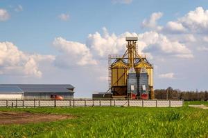 vista panorâmica no elevador do celeiro de silos agro na planta de fabricação de agroprocessamento para processamento de limpeza de secagem e armazenamento de produtos agrícolas, farinha, cereais e grãos. foto