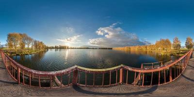 panorama esférico completo sem costura 360 graus vista de ângulo dourado outono perto da barragem do lago largo em dia ensolarado. Panorama 360 em projeção equirretangular, conteúdo de realidade virtual vr ou pronto foto