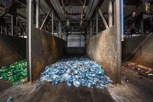 coleta seletiva de lixo e triagem de resíduos na estação de processamento de tratamento. reciclagem separada e armazenamento do lixo para posterior descarte. negócio para triagem e processamento de lixo. foto