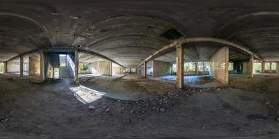 panorama esférico completo sem costura 360 graus vista de ângulo estruturas de concreto abandonadas edifício inacabado. panorama 360 em projeção equidistante equirretangular, conteúdo vr ar foto