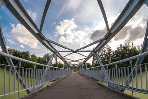 construção de estrutura de aço de ferro da ponte pedonal sobre o rio foto