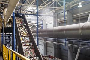 transportador transportador em movimento na moderna usina de processamento de reciclagem de resíduos. separar e classificar a coleta de lixo. reciclagem e armazenamento de resíduos para posterior eliminação. foto