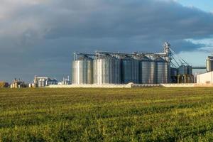 planta de agroprocessamento para processamento e silos para secagem, limpeza e armazenamento de produtos agrícolas, farinhas, cereais e grãos foto