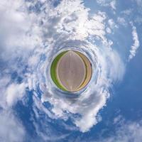pequena transformação do planeta do panorama esférico 360 graus. vista aérea abstrata esférica em campo com lindas nuvens impressionantes. curvatura do espaço. foto