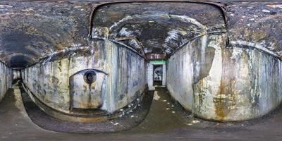 panorama completo sem costura visão de ângulo de 360 graus dentro da fortaleza de casamatas subterrâneas militares abandonadas arruinadas da primeira guerra mundial em projeção esférica equirretangular, conteúdo skybox horror vr foto