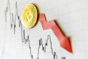 depreciação do bitcoin de dinheiro virtual. depreciação cambial. seta vermelha e escada dourada de bitcoin no fundo do gráfico forex de papel. conceito de depreciação de criptomoeda. foto