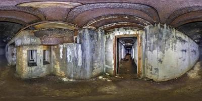 panorama completo de visão de ângulo de 360 graus sem costura dentro da fortaleza militar abandonada da primeira guerra mundial na floresta em projeção esférica equirretangular. pronto para conteúdo vr ar foto