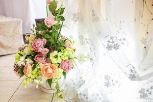buquê de noiva de peônias e rosas brancas e rosa foto
