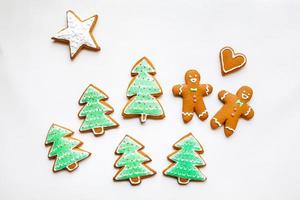 biscoitos de gengibre festivos artesanais em forma de estrelas e árvores de natal e corações para o dia dos namorados foto